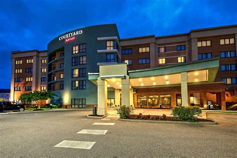 hotel near newport mall